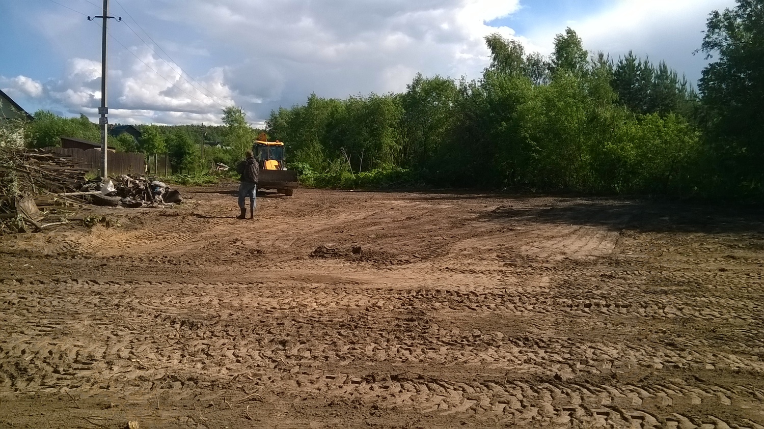 ровный участок выравнивание трактором JCB